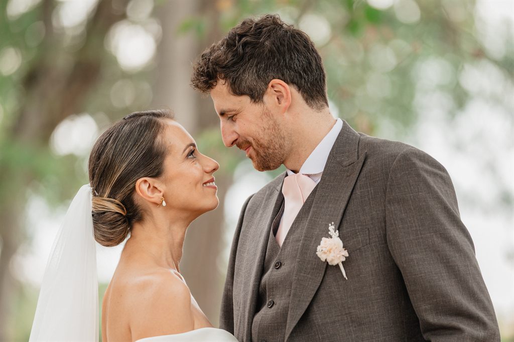 Caroline et Luc se regardent dans le parc du Château Le Sallay le jour de leur mariage