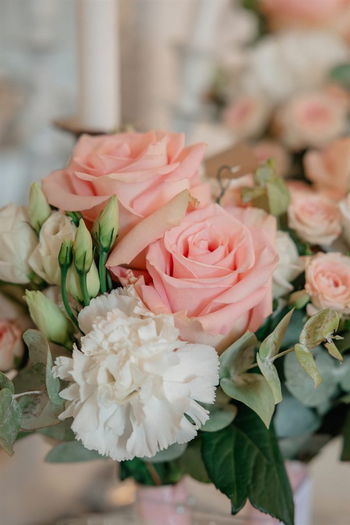 Bouquet de mariée en roses pâles et œillets blancs