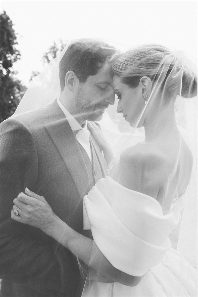 Caroline et Luc front contre front sous le voile, en noir et blanc