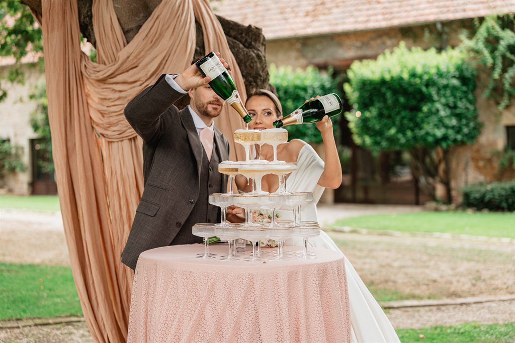 Caroline et Luc versent le champagne dans la fontaine de coupes au Château Le Sallay