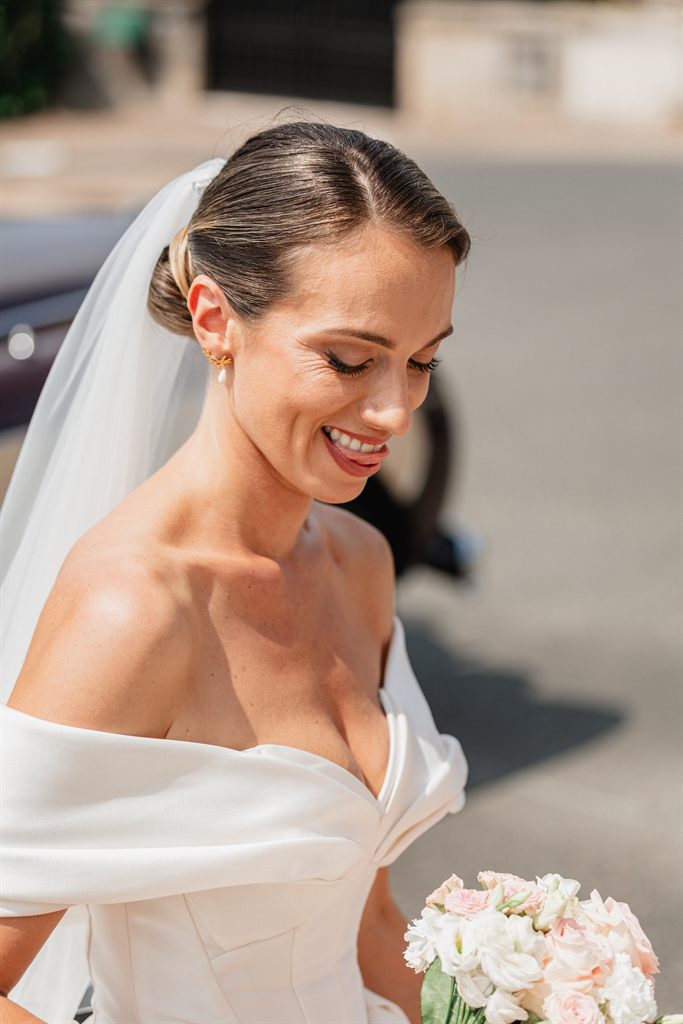 Portrait de Caroline souriante, voile et bouquet à la main