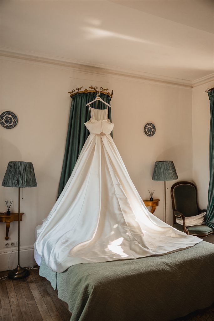 La robe de mariée suspendue dans une chambre du Château Le Sallay