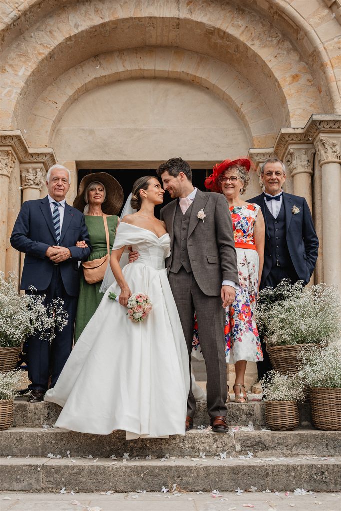 Caroline et Luc à la sortie de l'église de Garchizy, entourés de leurs parents sous le porche