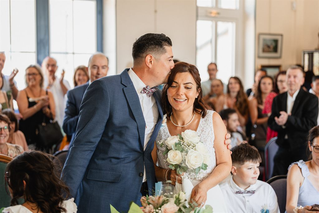 Stéphane embrasse Clara sur la tempe à la fin de la cérémonie, à la mairie d'Urzy