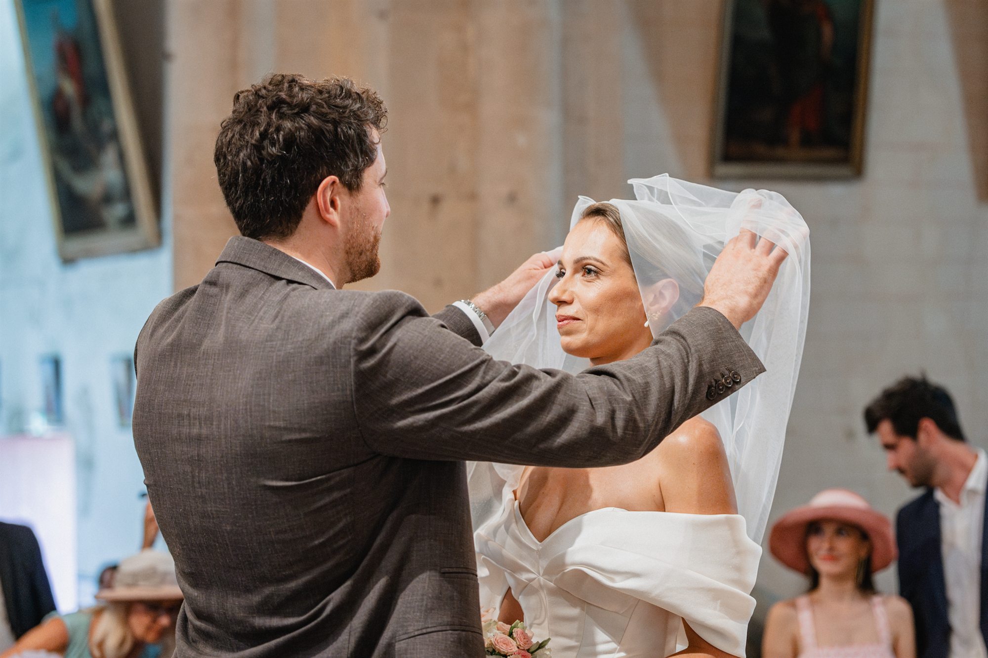 Le marié soulève le voile de la mariée pendant la cérémonie