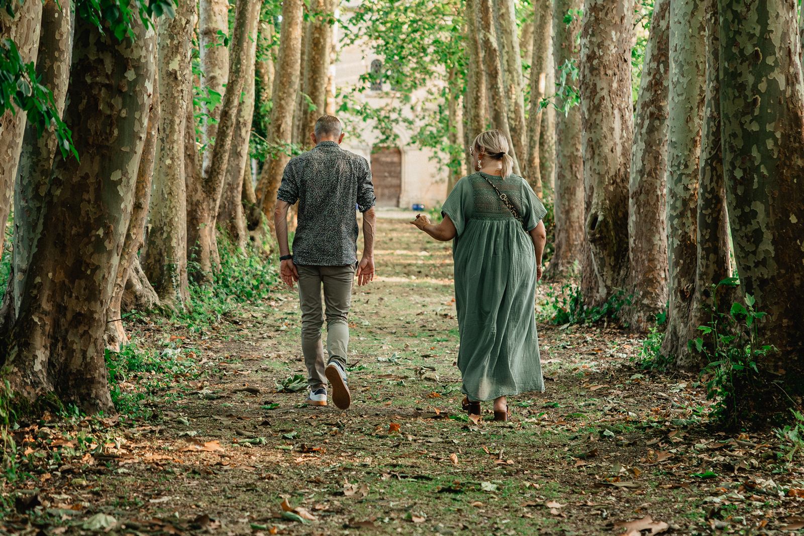 L'allée de platanes du Château du Four de Vaux, deux personnes marchant vers le domaine