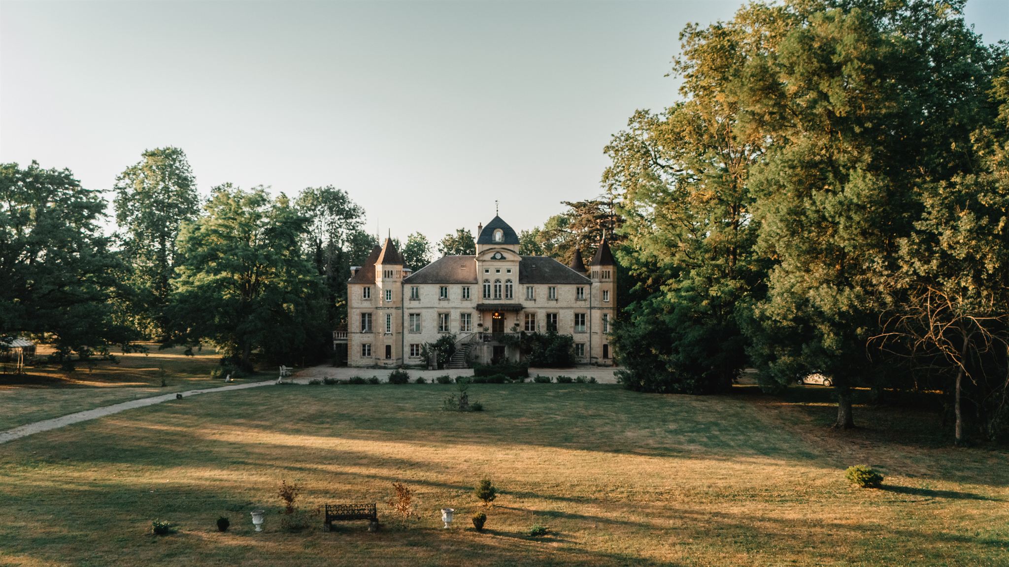 Le Château du Four de Vaux et son parc à la fin du jour, à Varennes-Vauzelles