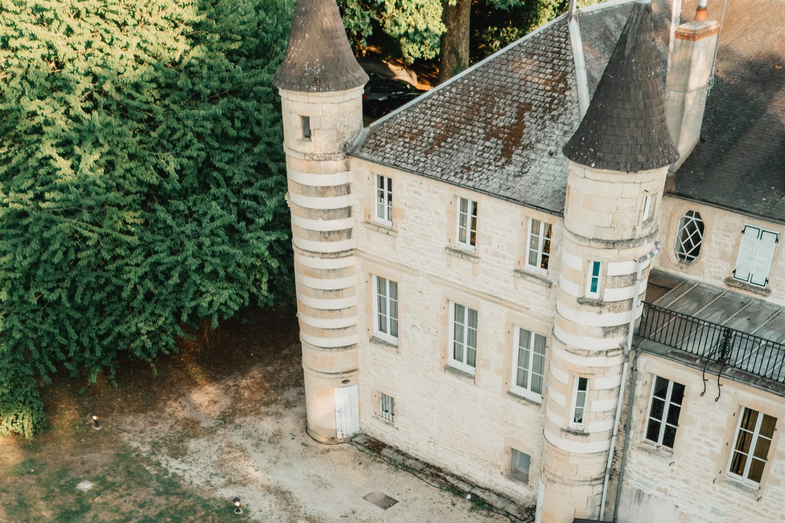 Les tourelles de pierre et les toits d'ardoise du Château du Four de Vaux, vus d'en haut