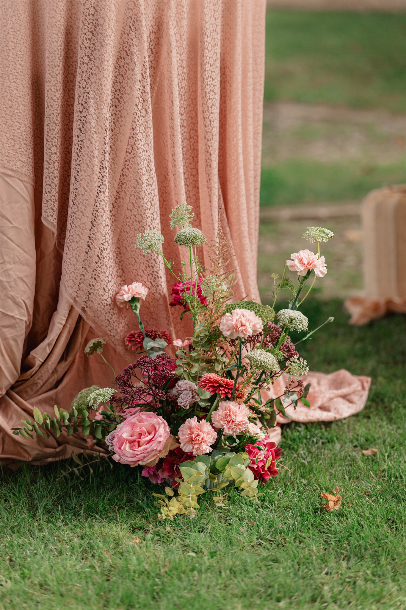 Composition florale et drapé rose poudré, décoration de mariage