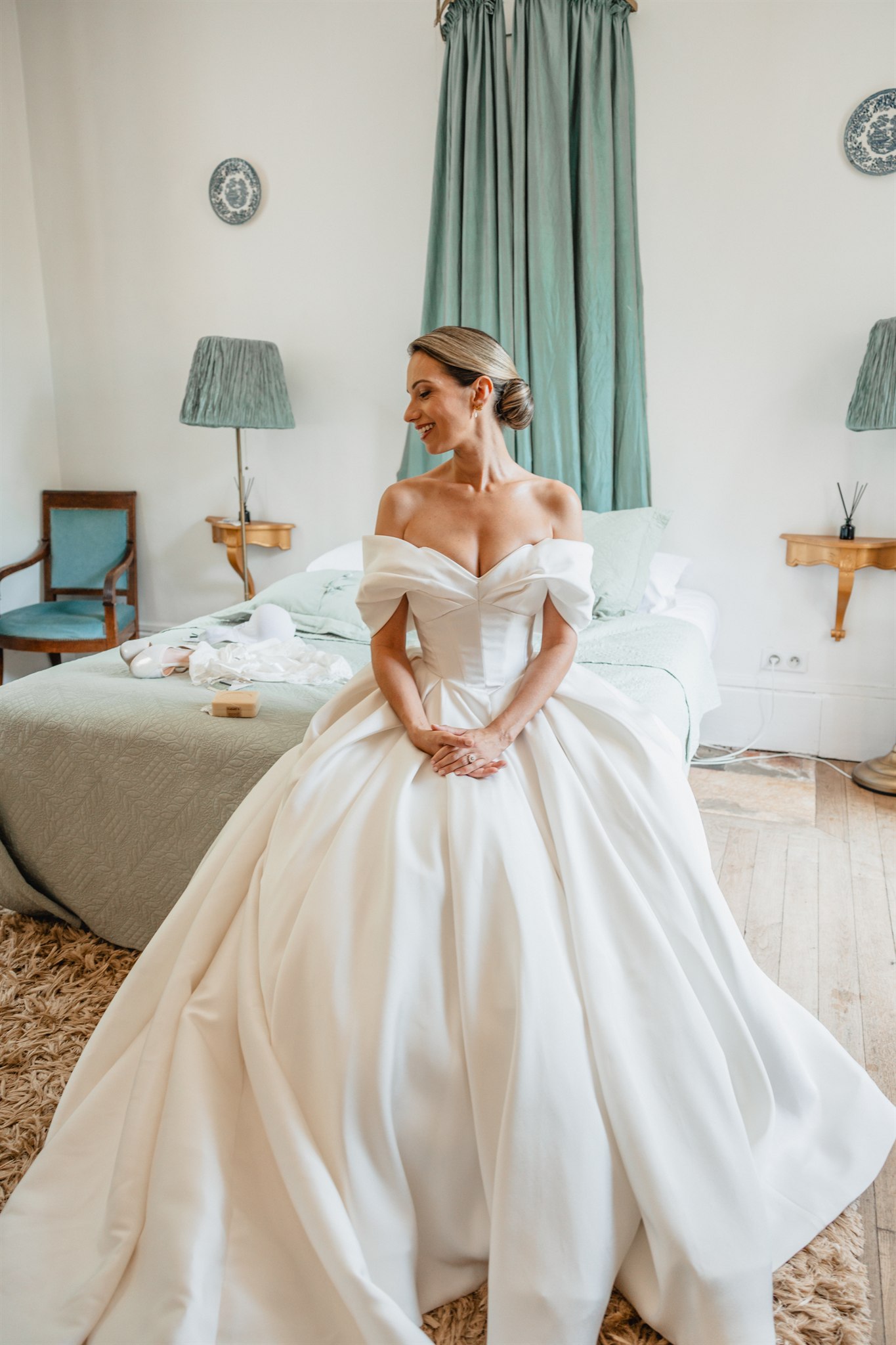Mariée assise en robe de bal de soie, mariage haut de gamme