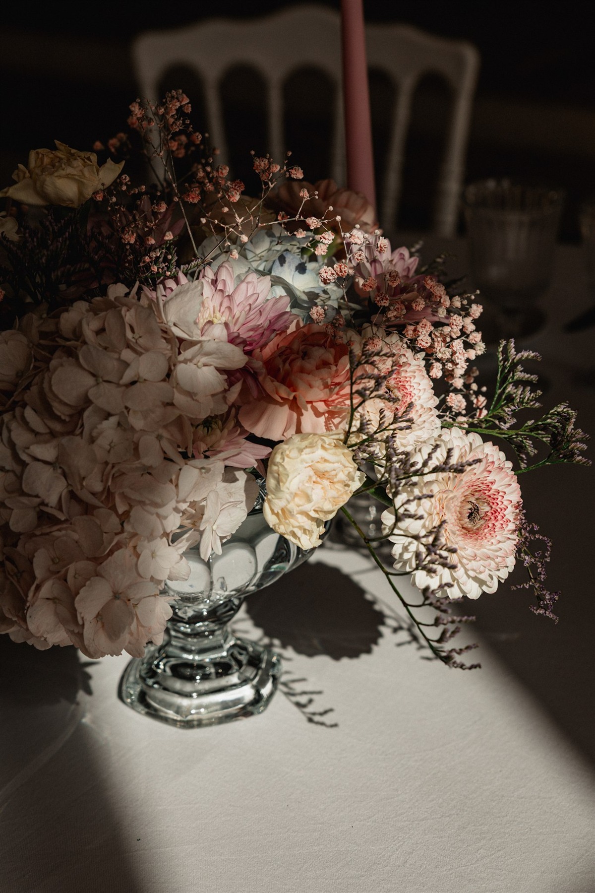 Bouquet de mariage posé dans une lumière rasante au Château des Bordes