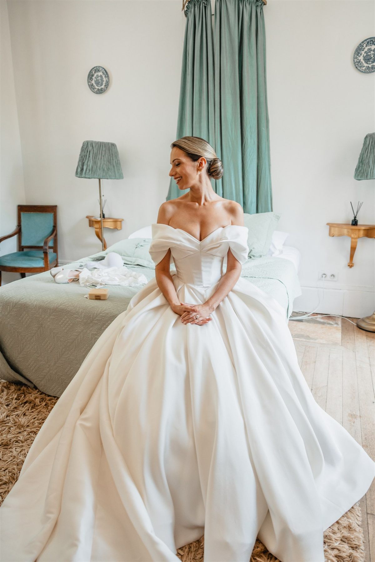 Mariée assise en robe de bal de soie, mariage haut de gamme