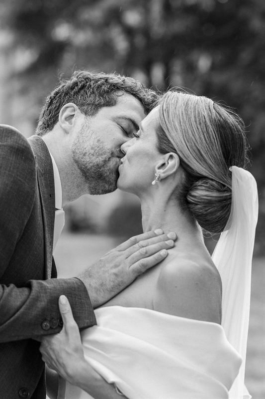 Baiser des mariés sous le voile, noir et blanc