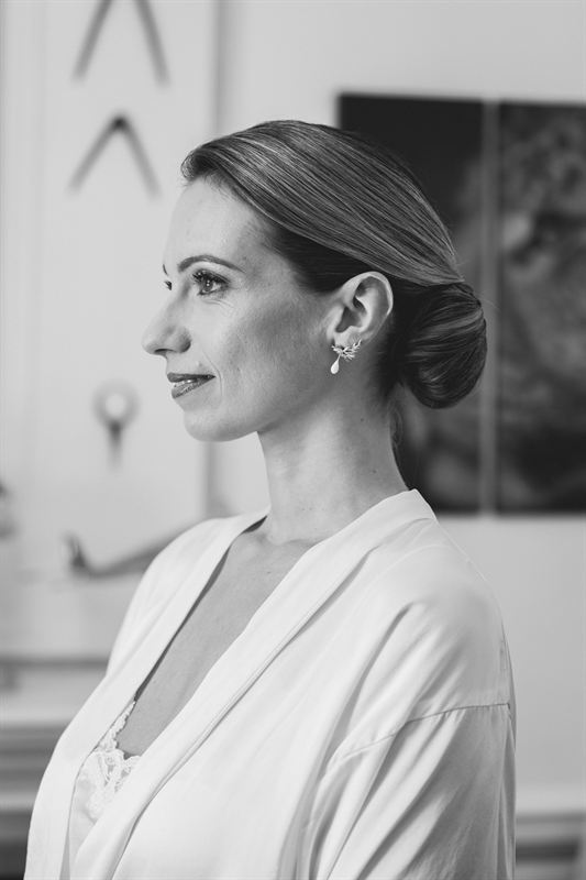 Portrait de la mariée de profil, noir et blanc