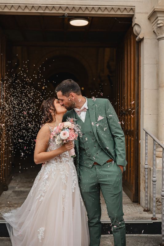 Sortie des mariés sous les confettis