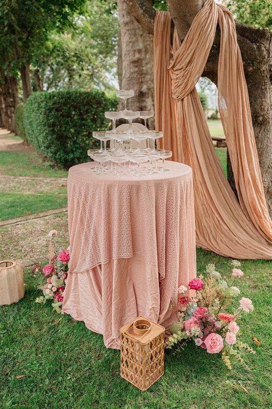 Pyramide de coupes de champagne et drapés rose poudré