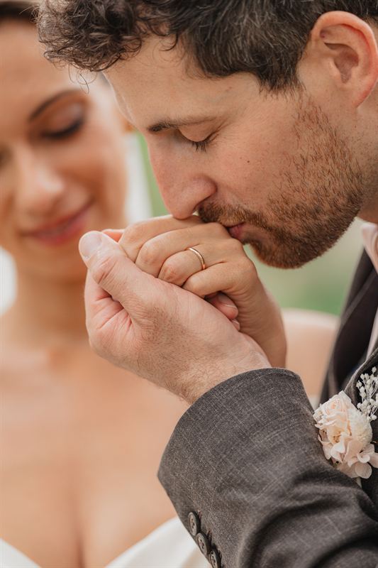 Baiser sur la main de la mariée