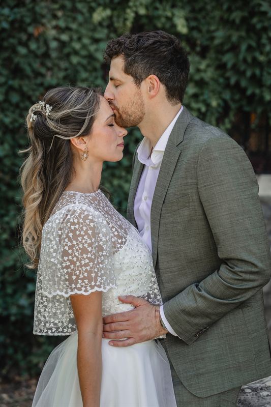 Mariés devant un mur végétal