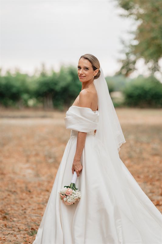 Portrait de la mariée en extérieur