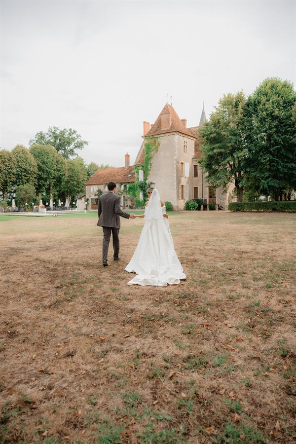The couple in the distance, before the château façade