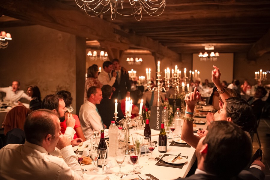 Table du dîner de mariage aux bougies, dans la lumière chaude du soir